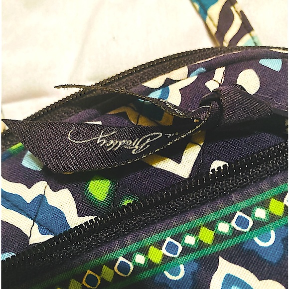 Authentic Vera Bradley Retired “Ink Blue” small triple zippered crossbody! EUC! - Picture 4 of 12